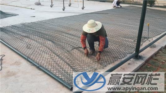 正在施工的体育场围网 体育场绿色围网