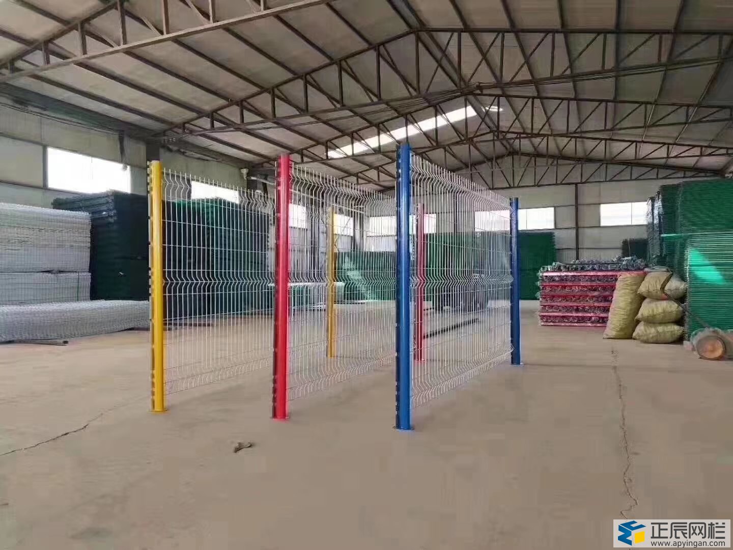 桃型柱护栏网立柱与网片不同色彩搭配