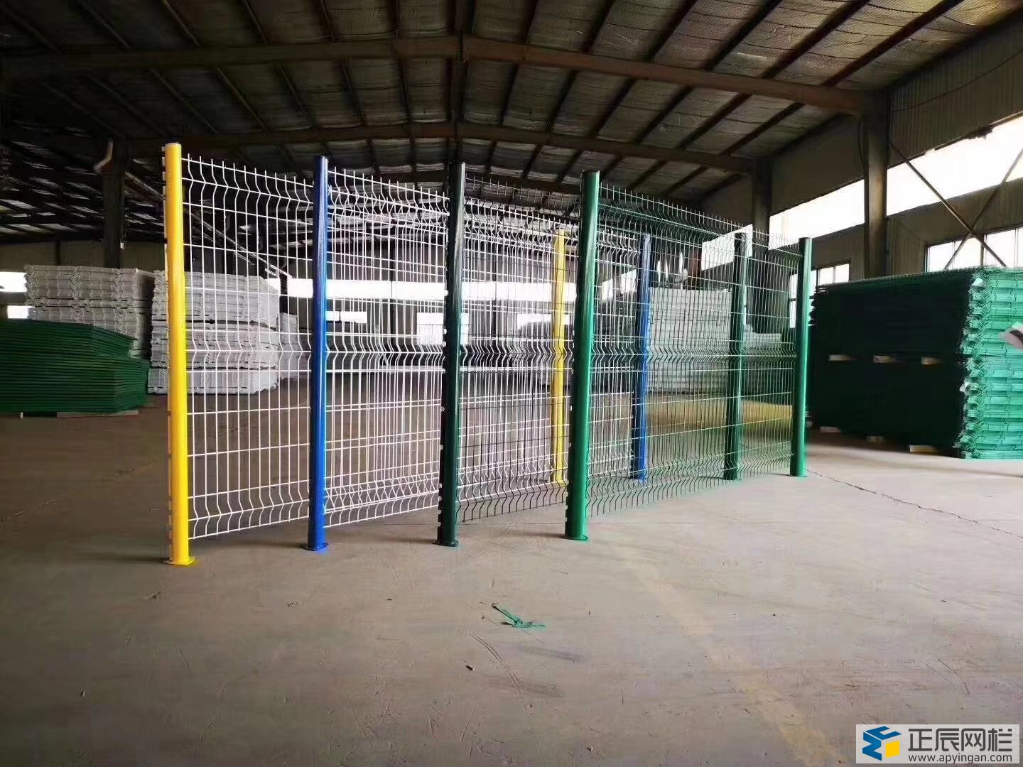 桃型柱护栏网立柱与网片不同色彩搭配